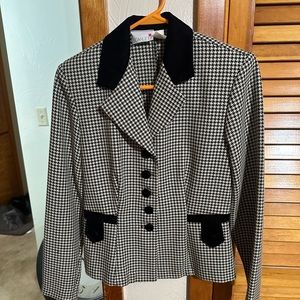 Scarlett houndstooth jacket with crushed velvet collar, buttons and pocket trim.